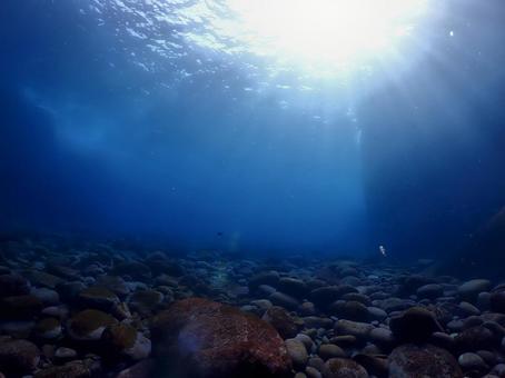 海の中に太陽の光が差し込む景色 海の中に太陽の光が差し込む景色の写真