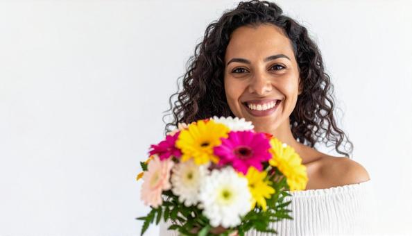 ナチュラルな笑顔の女性 花束 明るい ナチュラルな笑顔の女性 花束 明るいの写真