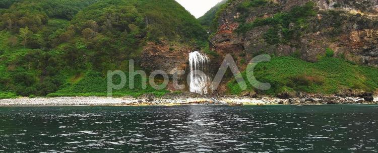 オホーツク海に注ぐオシンコシンの滝 滝,北海道,知床の写真素材