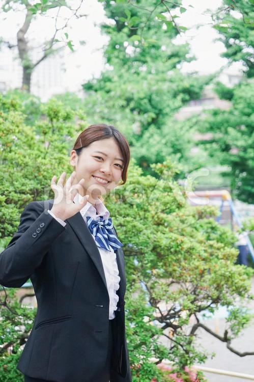 笑顔で手を振る制服姿の学生 成功,中高生,中学生の写真素材