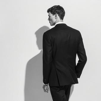 背後から見た、ブラックスーツの男性 背後から見た、ブラックスーツの男性の写真