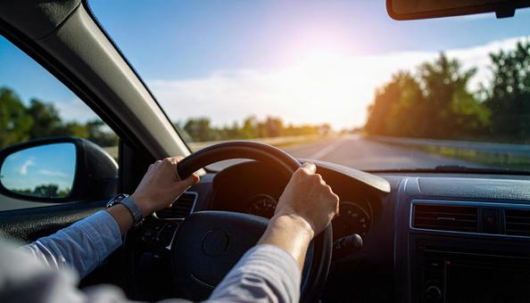 車を運転するドライバーの手 車を運転するドライバーの手の写真