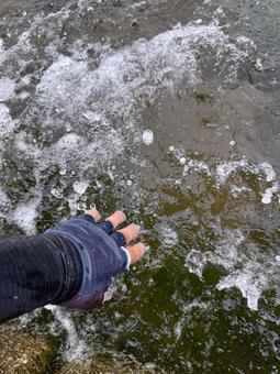 宍道湖の湖水に触れる 宍道湖の湖水に触れる 宍道湖,水面,湖水の写真素材