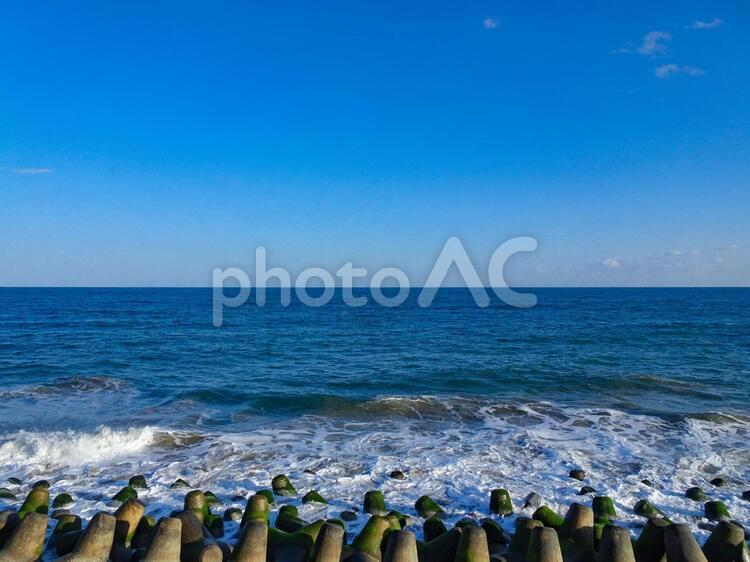 防波堤から見た水平線　打ち寄せる波　海の風景 水平線,海,大海原の写真素材