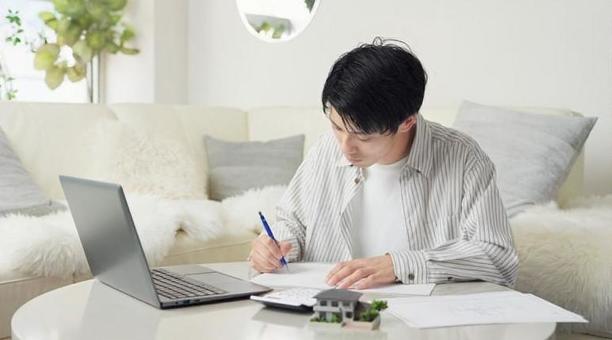 不動産を検討するアジア人男性 不動産,検討,男性の写真素材