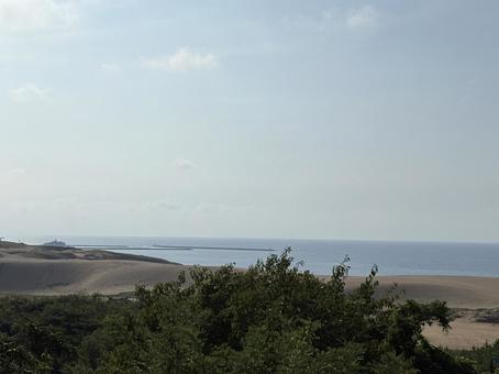 曇り空と海の風景 曇り空と海の風景の写真