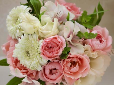 コーラルピンクのバラのブーケ　ズーム バラ,ピンク,ブーケの写真素材