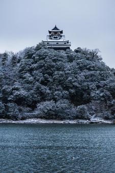 雪化粧した犬山城 雪化粧した犬山城の写真
