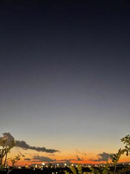 夕暮れの公園と小さな月 夕暮れの公園と小さな月 公園,空,雲の写真素材
