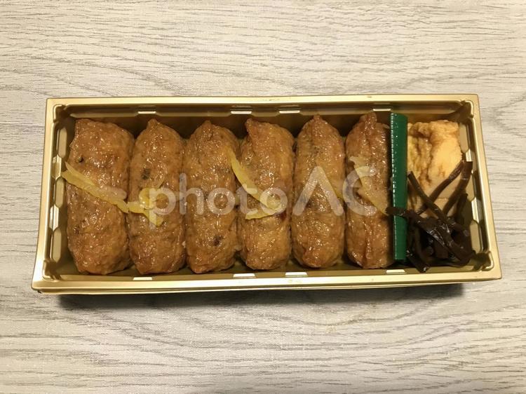 折りの中に入ったおいなりさん、稲荷寿司 おいなりさん,いなりずし,稲荷寿司の写真素材