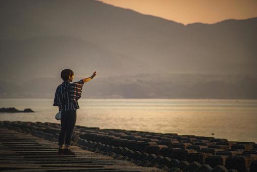 <Material> A woman walking alone on the sea at dusk, JPG