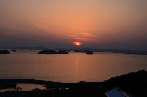 瀬戸内海の夕暮れと下津井港（広角・港町） 夕日,夕焼け,海の写真素材