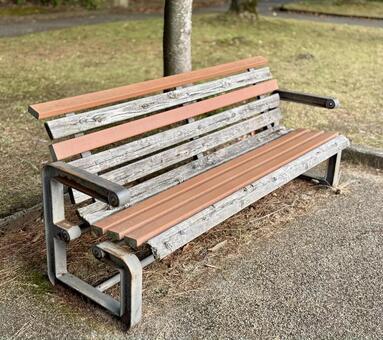 部分的に補修された公園のベンチ 補修,修理,部分補修の写真素材
