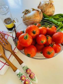 キッチンで作る新鮮野菜のサラダ キッチンで作る新鮮野菜のサラダ キッチン,トマト,たまねぎの写真素材