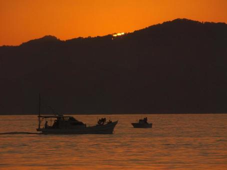 夕暮れ時の舟 夕暮れ時の舟の写真