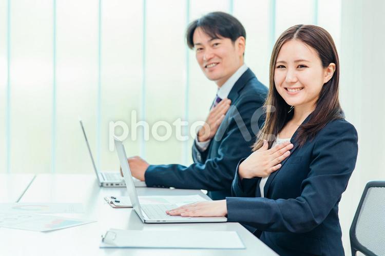 会議室にいるスーツ姿の男女（信頼） ビジネス,パソコン,ビジネスウーマンの写真素材