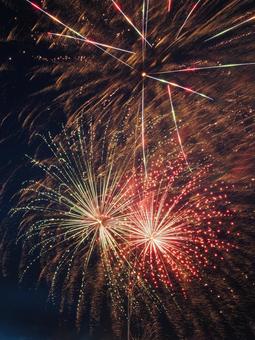 夏祭りの打ち上げ花火の写真 夏祭りの打ち上げ花火の写真の写真