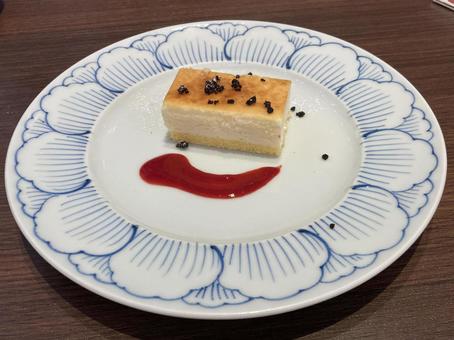 Mini cheesecakes with berry sauce, JPG Mini cheesecakes with berry sauce, JPG
