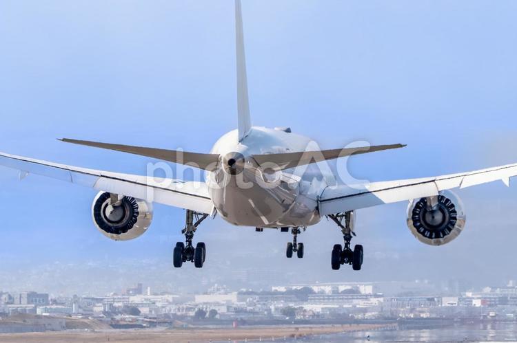 滑走路に着陸する旅客機の後ろ姿００１ 飛行機,旅客機,航空機の写真素材