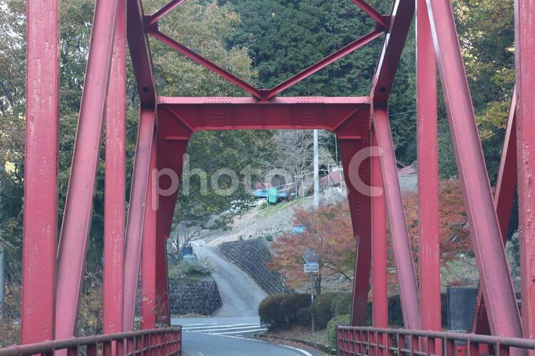鉄橋を渡ると山道 鉄橋,赤い鉄橋,橋の写真素材