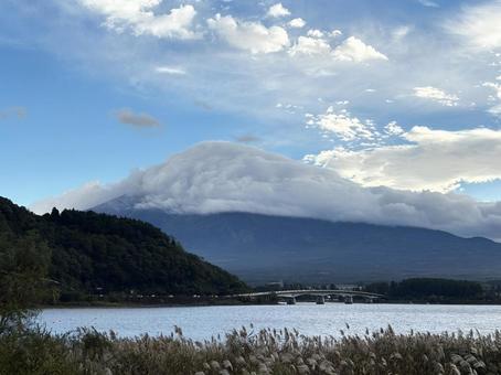 雲を被った富士山の写真