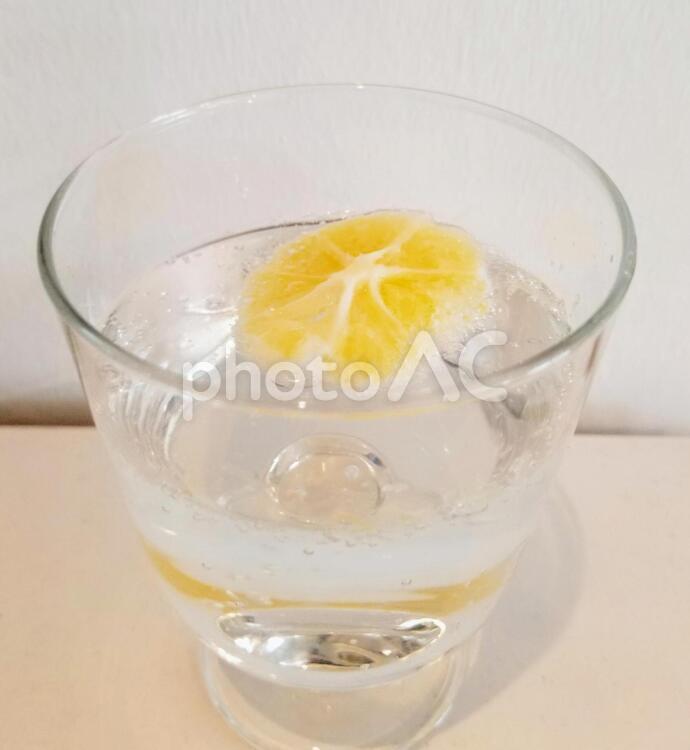 レモンの果実酒を手作り 冷たいです,アイス,レモネードの写真素材