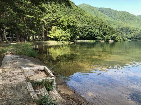 湖畔のキャンプ場 長野県大町市 湖畔のキャンプ場 長野県大町市 湖畔,キャンプ場,湖面の写真素材