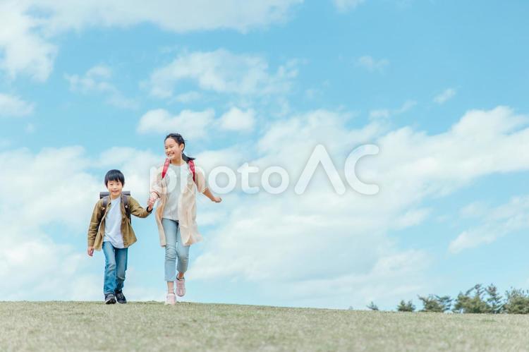 公園を走る小学生 小学生,子供,児童の写真素材