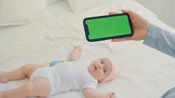 赤ちゃんを撮影するスマホの緑画面 赤ちゃんを撮影するスマホの緑画面 スマートフォン,撮影,画面の写真素材