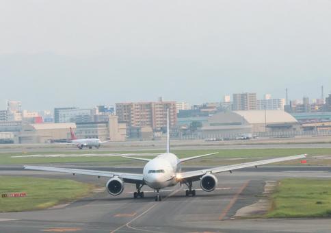 空へと続く黄昏の滑走路 空へと続く黄昏の滑走路の写真