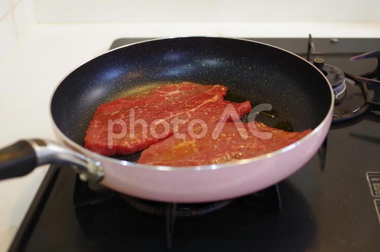 ステーキを焼いているところ 生,牛肉,ステーキ用の写真素材
