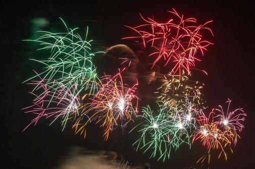 Colorful fireworks lighting up the night sky_horizontal, JPG Colorful fireworks lighting up the night sky_horizontal, JPG