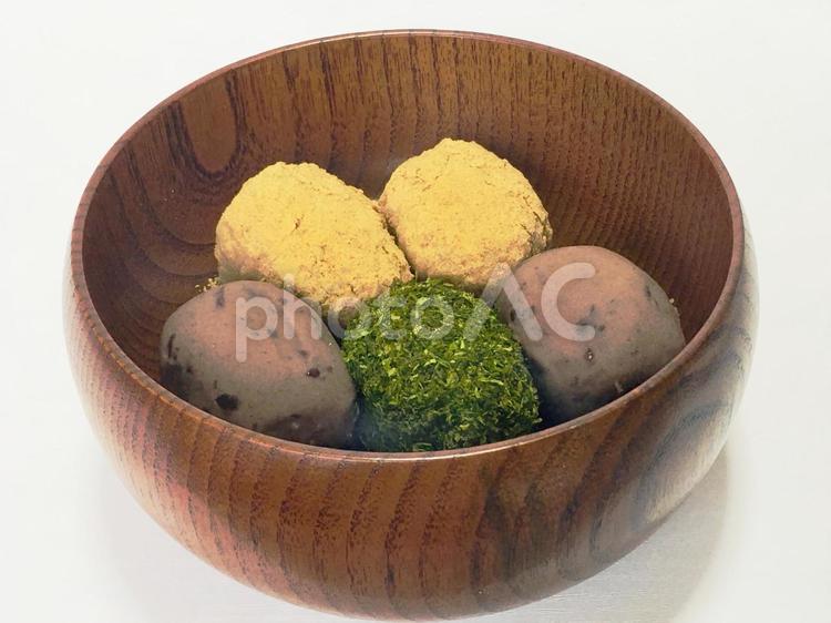 菓子器の中の5個のおはぎ（斜め上から） おはぎ,ぼたもち,きな粉のおはぎの写真素材