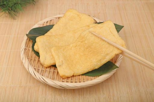 油揚げ 油揚げ,稲荷揚げ,揚げ物の写真素材