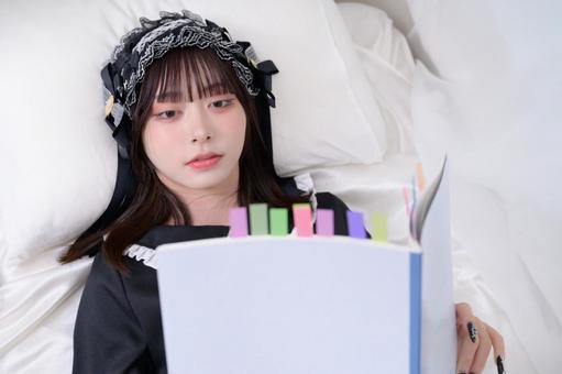 ベッドで勉強をする地雷系女子 ベッドで勉強をする地雷系女子 日本人,勉強,寝るの写真素材