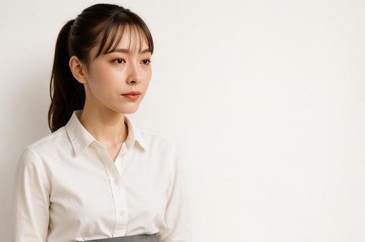 穏やかな微笑みの若い女性 穏やかな微笑みの若い女性の写真