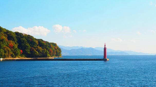 赤い灯台、紅葉した島々に映える！ 灯台,フェリー旅,船旅の写真素材