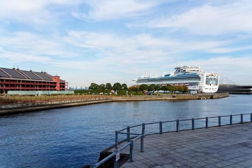 みなとみらい散歩１ みなとみらい,赤レンガ倉庫,客船の写真素材