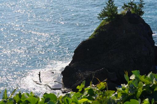 小島と釣り人 海,岩,岩場の写真素材
