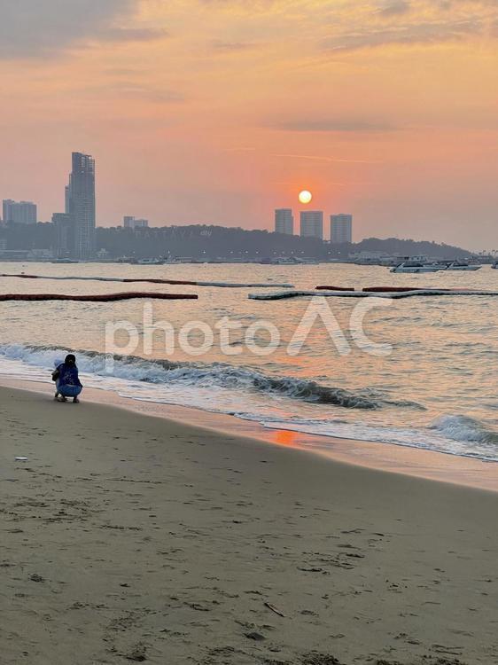 夕暮れのビーチ 海,砂,旅の写真素材