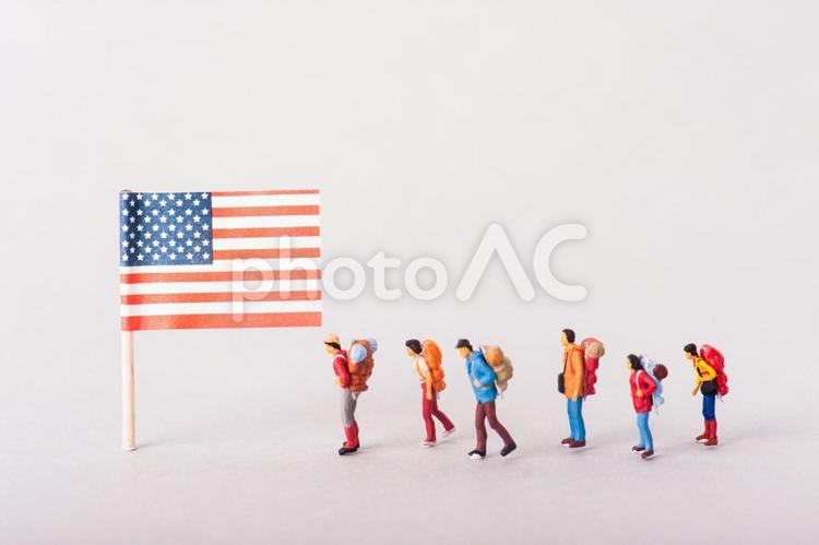 アメリカ国旗に向かうミニチュアの人たち アメリカ,イメージ,ハイキングの写真素材