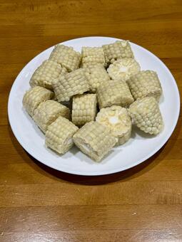白いトウモロコシ　茹でてカット 茹でる,白いトウモロコシ,品種改良の写真素材