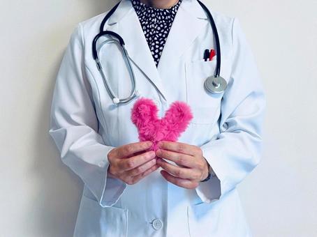 濃いピンクのハートを持つ女医 濃いピンクのハートを持つ女医 ハート,女医,医者の写真素材