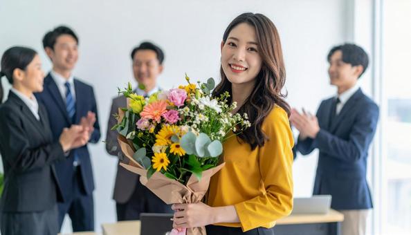 祝福され退職する女性社員 祝福され退職する女性社員の写真