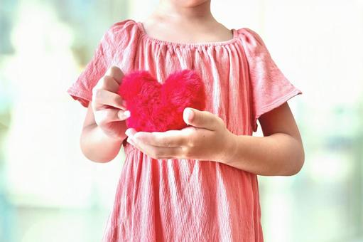 ふわふわのハートを持つ子供 ふわふわのハートを持つ子供 子供,ハート,愛の写真素材
