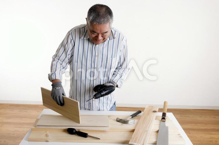 シニア男性とDIY 高齢者,男性,日本人の写真素材
