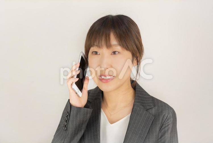 電話する女性 電話,女性,ビジネスの写真素材
