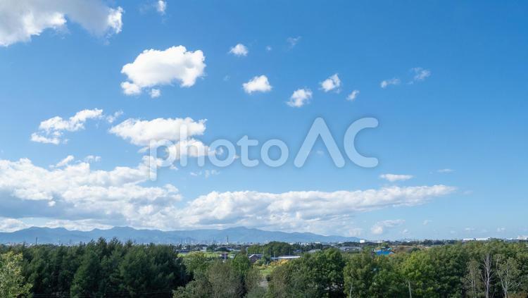 秋晴れの空と山々 秋晴れ,空,秋の写真素材