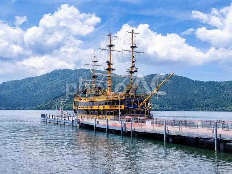 芦ノ湖の桃源台港の桟橋と箱根海賊船 箱根海賊船,遊覧船,芦ノ湖の写真素材