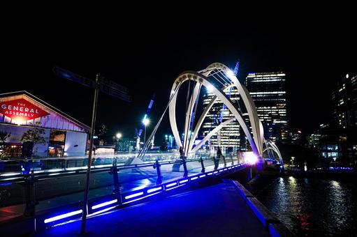 橋と街を照らす夜光 橋と街を照らす夜光 橋,メルボルン,オーストラリアの写真素材